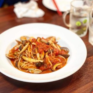 【公園のベンチ】冬季限定カキグラタンが有名です！濃厚な牡蠣をふんだんに使ったスパゲッティグラタン。長野市松代町にあるお洒落なレストラン。