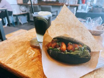 【curious cafe(キュリオス カフェ)】流行りのモノクログルメ！真っ黒な竹炭パンのサンドイッチがめちゃくちゃ美味い☆