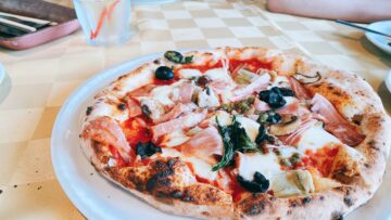 【ピッツェリア ジンガラ】ピザめちゃくちゃ美味しい☆チーズがのびーるのびる！！窯焼きピザです！