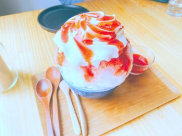 【33’s cafe(サンサンズカフェ)】練乳エスプーマがのっている苺かき氷美味し！松本市のお洒落カフェ。