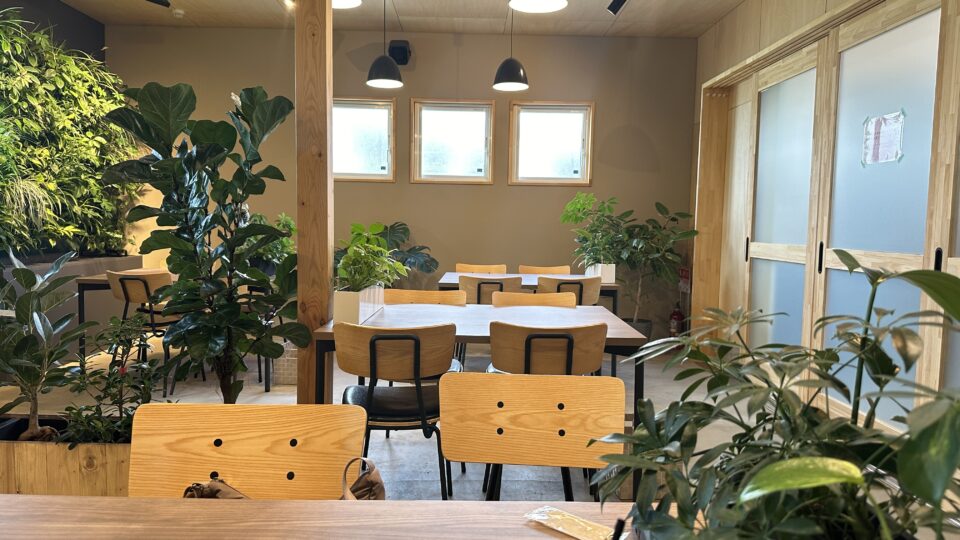 水と緑のカフェCOM cafe(コムカフェ)