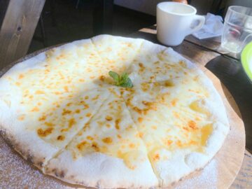 【ねこぽぽテラス】モッツェレラチーズとはちみつのピザにうっとり♡ビックなサイズで持ち帰りも可能！