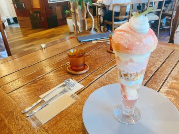 【dessert＆cafe Deko（デセールアンドカフェデコ）】夏季限定ももパフェ！見た目も味も最高です！
